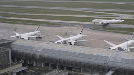 Le bras de fer s'annonce entre les aéroports, les sociétés d'autoroutes et l'État. Le Conseil constitutionnel vient de valider une taxe qui leur sera affectée pour financer la transition écologique. Reste à savoir qui, des entreprises ou des consommateurs, paiera la facture.