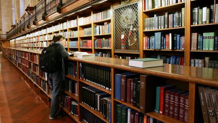 Dans une biblioth&egrave;que publique de New York (Etats-Unis), le 14 d&eacute;cembre 2004. (MIKE SEGAR / REUTERS)