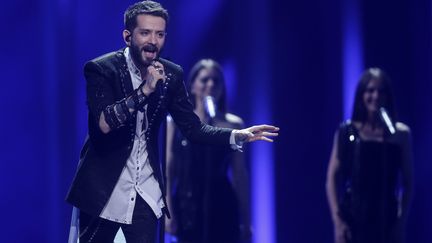 Eugent Bushpepa, candidat albanais au concours de l'Eurovision, lors de la première demi-finale, à Lisbonne, le 8 mai 2018. (JOERG CARSTENSEN / DPA)