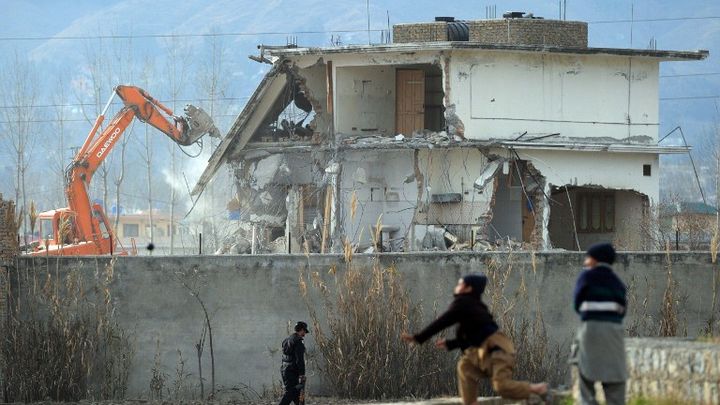 La maison d'Oussama Ben Laden, &agrave; Abbottabad, est d&eacute;truite par un bulldozer, le 26 f&eacute;vrier 2012.&nbsp; (AAMIR QURESHI / AFP)