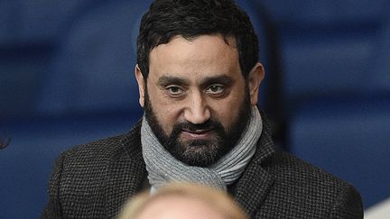 L'animateur Cyril Hanouna dans les tribunes du Parc des Princes, à Paris, pour un match de Ligue 1 entre le PSG et l'Olympique Lyonnais, le 13 décembre 2015. (FRANCK FIFE / AFP)