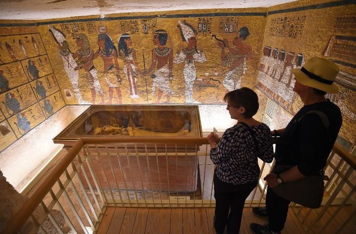 Un homme et une femme visitent la tombe de Toutankhamon, dans la Vallée des rois, en Egypte. 
 (MOHAMED EL-SHAHED / AFP)