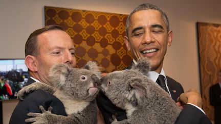 Le Premier ministre australien Tony Abbott et le pr&eacute;sident am&eacute;ricain Barack Obama posent avec des koalas lors du sommet du G20 &agrave; Brisbane (Australie), le 15 novembre 2014. (ANDREW TAYLOR / AP / SIPA)