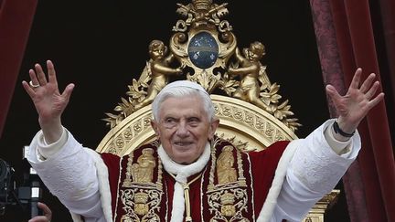 Le pape Beno&icirc;t XVI salue la foule place Saint-Pierre au Vatican, le 25 d&eacute;cembre 2012. (ALESSANDRO BIANCHI / REUTERS)