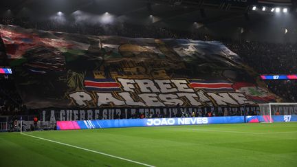 Les supporters ultras du PSG ont déployé un tifo en soutien à la Palestine, mercredi 6 novembre 2024, avant la rencontre de Ligue des champions contre l'Atlético de Madrid, au Parc des Princes. (LE PARISIEN / ARNAUD JOURNOIS / MAXPPP)