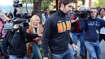 Nikola Karabatic, handballeur de l'&eacute;quipe de&nbsp;Montpellier, quitte le stade&nbsp;Pierre de Coubertin&nbsp;&agrave;&nbsp;Paris, encadr&eacute; par la police, le 30 septembre&nbsp;2012. (FRANCK FIFE / AFP)