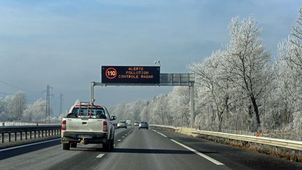 La vitesse est réduite sur une autoroute près de la vallée de l'Arve à cause d'un pic de pollution, le 9 décembre 2016.&nbsp; (GR?GORY YETCHMENIZA / MAXPPP)