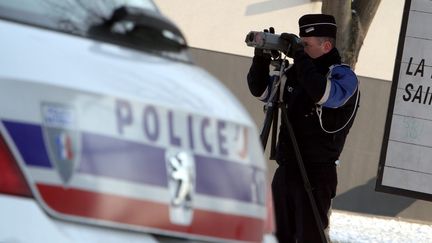 Un policier effectue un contr&ocirc;le de vitesse &agrave; l'aide de jumelles, le 1er f&eacute;vrier 2012 &agrave; Thionville (Moselle). (MAXPPP)