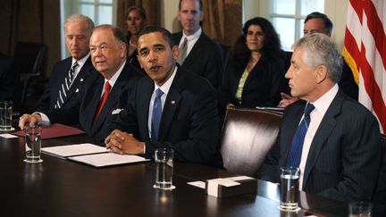 Le pr&eacute;sident am&eacute;ricain, Barack Obama, aux c&ocirc;t&eacute;s de l'ancien s&eacute;nateur r&eacute;publicain Chuck Hagel (&agrave; droite), en 2009 &agrave; la Maison Blanche &agrave; Washington (Etats-Unis).&nbsp; (SHAWN THEW / GETTY IMAGES)