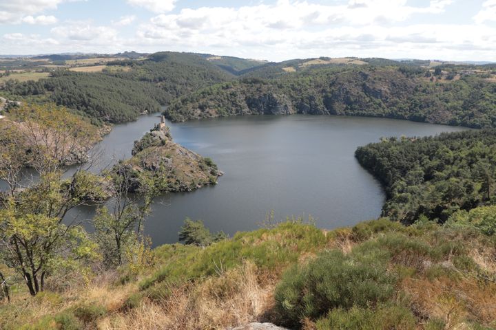 La vue sur les gorges de la Loire, depuis le château d'Essalois, le 24 août 2020 à Chambles (Loire). (THOMAS BAIETTO / FRANCEINFO)