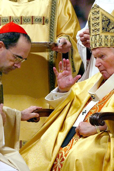 Philippe Barbarin reçoit la bénédiction du pape Jean-Paul II, qui vient de le nommer cardinal, le 22 octobre 2003 à la basilique Saint-Pierre de Rome. (FILIPPO MONTEFORTE / AFP)