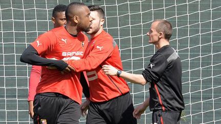 Jean Armel Kana Biyik retenu par ses coéquipiers alors qu'il est pris à parti par des supporters de Rennes