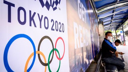 Une affiche des Jeux olympiques de Tokyo 2020 dans un arrêt de bus à Bangkok (Thaïlande), le 16 mars 2020. (MLADEN ANTONOV / AFP)