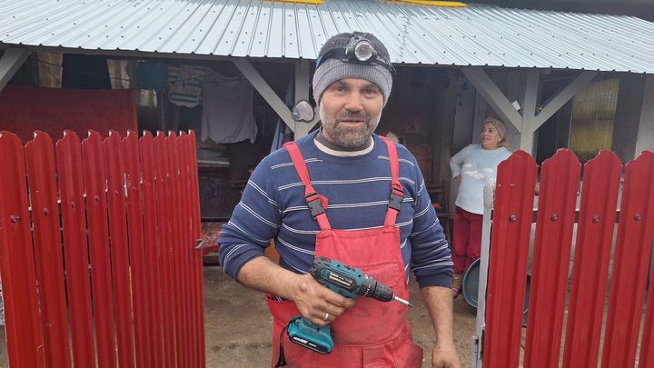 Marius, 45 ans, serrurier, soutient Calin Georgescu, à Smardan en Roumanie le 7 décembre 2024. (SEBASSTIEN BAER / RADIO FRANCE)