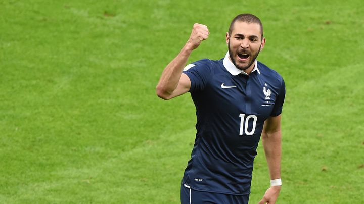 Karim Benzema c&eacute;l&egrave;bre un but contre son camp du gardien hondurien lors du premier match des Bleus pour la Coupe du monde 2014, &agrave; Porto Alegre (Br&eacute;sil), le 15 juin 2014. (LUIS ACOSTA / AFP)