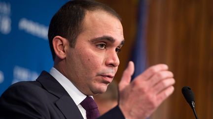 &nbsp; (Le Prince Ali conteste le manque d'isoloirs transparents pour le vote © MaxPPP)