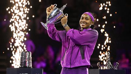 Cori Gauff avec le trophée du Masters après sa victoire face à Qinwen Zheng, le 9 novembre. (ARTUR WIDAK / NURPHOTO / AFP)