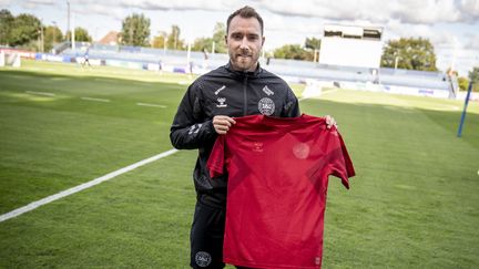 L'international danois Christian Eriksen présente le maillot de son pays pour la Coupe du monde au Qatar, le 19 septembre 2022. (MADS CLAUS RASMUSSEN / RITZAU SCANPIX)