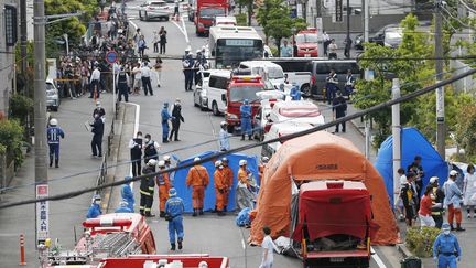 Des secouristes et des enquêteurs interviennent sur les lieux d'une attaque au couteau à Kawasaki (Japon), le 28 mai 2019. (KYODO / REUTERS)