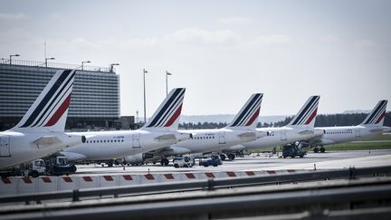 Des avions Air France à l'aéroport Charles de Gaulle à Roissy, le 24 avril 2018. (STEPHANE DE SAKUTIN / AFP)