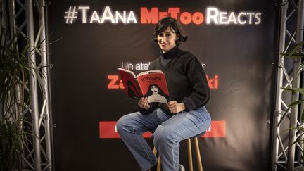 Zainab Fasiki pose avec son album "Hshouma", à Casablanca, au Maroc, le 17 mars 2021 (FADEL SENNA / AFP)