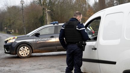 Les gendarmes bloquent l'accès au Château de Sautou (Ardennes) où se déroulaient les fouilles. (FRANCOIS LO PRESTI / AFP)