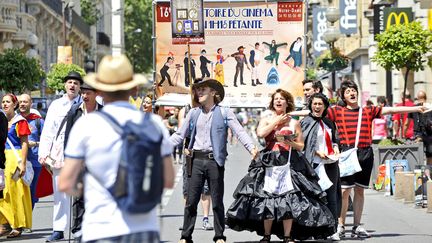 Le collectif Yggdrasil et la compagnie Nadi sont au théâtre Notre-Dame. Les deux compagnies présentent respectivement "Le magasin des suicides" à 18h20 et "L'histoire du cinéma en 1h15 pétante", à 16h15.
 (Vincent Damourette / Culturebox)