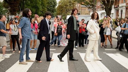 Des artistes de la comédie musicale "Let it be" posent sur le fameux passage d'Abbey Road le 8 août 2014, jour du 45e anniversaire de la fameuse séance photo des Beatles... et provoquent un embouteillage dans la rue.
 (Leon Neal / AFP)