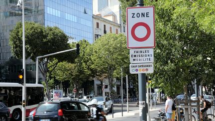 Un panneau indiquant l'entrée dans la ZFE de la métropole de Marseille (photo d'illustration). (VALLAURI NICOLAS / MAXPPP)