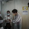Le personnel médical accueille des patients à l'ouverture d'un centre temporaire de vaccination, à Bordeaux, le 26 mai 2021. (PHILIPPE LOPEZ / AFP)