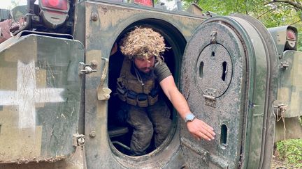 Vitaly, militaire Ukrainien dans son char Bradley, en septembre 2023. (BORIS LOUMAGNE / RADIO FRANCE)