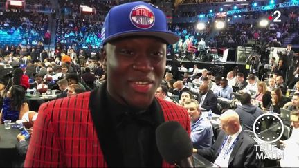 L'ailier français Sekou Doumbouya a été sélectionné jeudi à New York au 15e rang par les Detroit Pistons lors de la Draft 2019. (FRANCE 2)