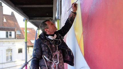 Guillaume Bottazzi brosse depuis un  mois une peinture géante à Bruxelles, novembre 2016
 (EMMANUEL DUNAND / AFP)