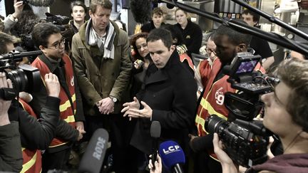 Benoît Hamon en campagne à Paris, dans un fast-food, le 27 février. (PHILIPPE LOPEZ / AFP)