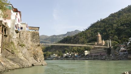 &nbsp;Le pont&nbsp;Lakshman Jhula surplombe le Gange, dans la ville de Rishikesh, dans le nord de l'Inde, le 15 décembre 2012.&nbsp; (TONY WALTHAM / ROBERT HARDING PREMIUM / AFP)