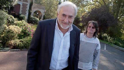 L'ancien directeur du FMI, Dominique Strauss-Kahn, sort de l'H&ocirc;tel de Ville de Sarcelles (Val-d'Oise), le 16 octobre 2011. (ROMAIN&nbsp;CHAMPALAUNE / SIPA)