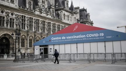 Un centre de vaccination contre le Covid-19 installé face à la mairie de Paris, le 10 février 2022. (MAGALI COHEN / HANS LUCAS / AFP)