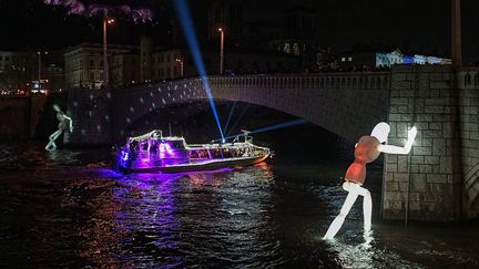 Les "colosses" du pont Bonaparte à la Fête des Lumières de Lyon le 6 décembre 2019. (MAXIME JEGAT / MAXPPP)