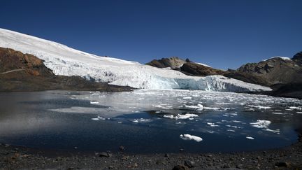 Le glacier Pastoruri dans la région d'Ancash (Pérou), en septembre 2015.&nbsp; (CRIS BOURONCLE / AFP)