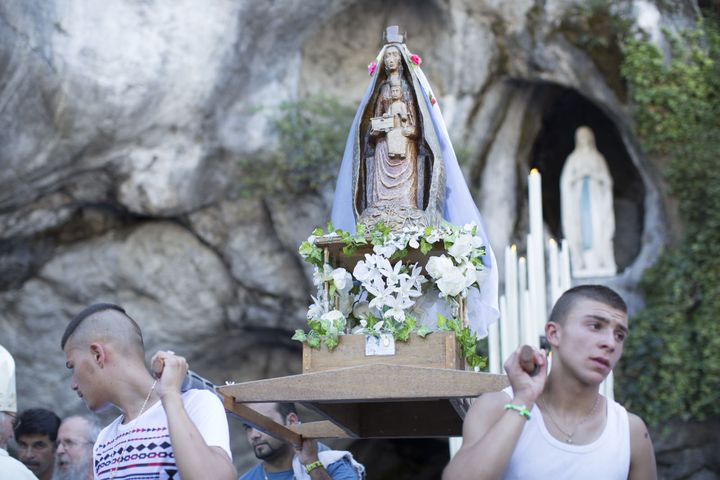 Procession devant la grotte à la Vierge dans "Lourdes" de&nbsp;Thierry Demaizière et Alban Teurlai (Mars Films)