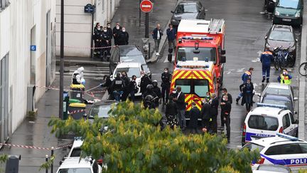 Pompiers et forces de l'ordre rue Nicolas-Appert à Paris (11e arrondissement), le 25 septembre 2020. (ALAIN JOCARD / AFP)