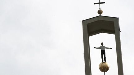 Une sculpture de Stephan Balkenhol sur un clocher de Kassel (6 juin 2012)
 (Barbara Sax / AFP)