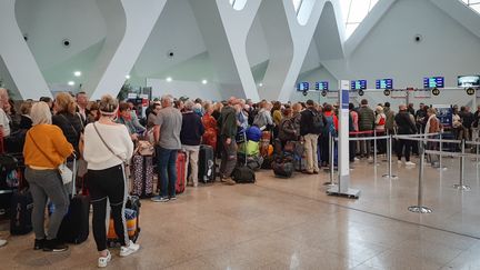 Des passagers attendent leurs vols à l’aéroport de Marrakech, le 15 mars 2020. (AFP)