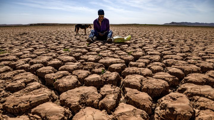 Un berger est assis sur une terre aride à Ouled Essi Masseoud, au Maroc, le 6 mars 2024. (FADEL SENNA / AFP)