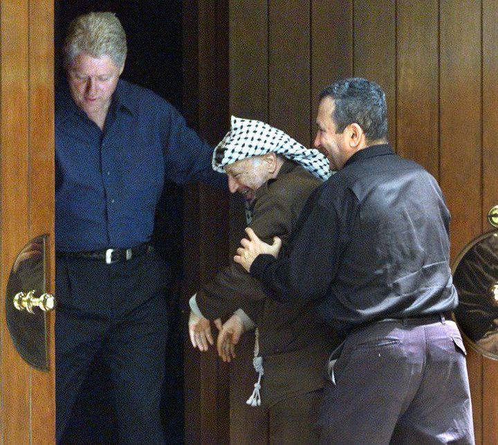 «Après vous, non je n'en ferai rien»... Moment de politesse entre Yasser Arafat et Ehud Barak à Camp David. Malgré cette image chaleureuse, le sommet se termina sur un échec. (STEPHEN JAFFE / AFP)