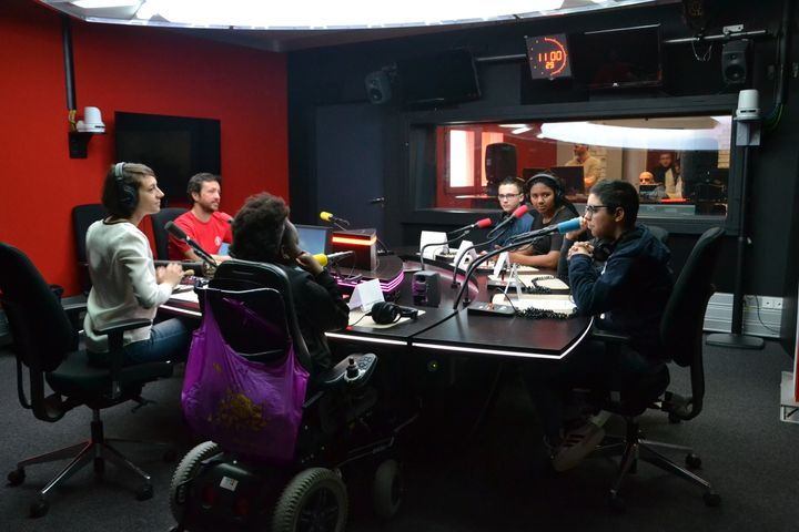 Au micro de franceinfo junior, nos collégiens journalistes d'un jour ont posé leurs questions. À l'occasion de leur venue avec leur camarades, ils ont aussi visité la rédaction de franceinfo. (ESTELLE FAURE / FRANCEINFO - RADIOFRANCE)