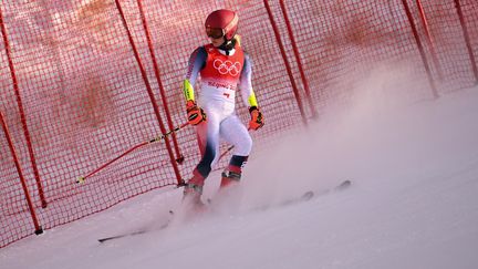 L'Américaine Mikaela Shiffrin&nbsp; après sa sortie de piste lors de la première manche du slalom géant olympique, le 7 février 2022, à Yanqing (Chine). (FRANCOIS-XAVIER MARIT / AFP)