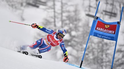 Le Français Alexis Pinturault lors de la première manche du slalom géant de la Coupe du monde de Val d'Isère, le 11 décembre 2021. (JEFF PACHOUD / AFP)