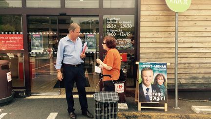 Le président de Debout la France, Nicolas Dupont-Aignan, en campagne pour le second tour des élections législatives dans la 8e circonscription de l'Essonne. (MATTHIEU MONDOLONI / RADIO FRANCE)