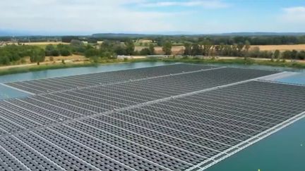 Une centrale solaire flottante, la plus puissante d'Europe, a été inaugurée dans le Vaucluse, en région Paca. Installée sur un lac artificiel, elle change la vie des habitants.&nbsp; (CAPTURE ECRAN FRANCE 2)